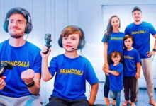 Família Brancoala reunida usando camisetas azuis personalizadas da marca com fones e controles de videogame.