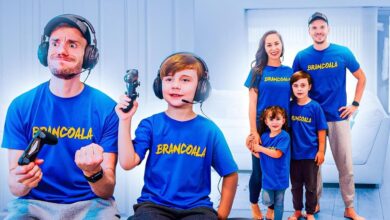 Família Brancoala reunida usando camisetas azuis personalizadas da marca com fones e controles de videogame.