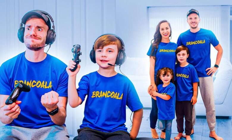 Família Brancoala reunida usando camisetas azuis personalizadas da marca com fones e controles de videogame.