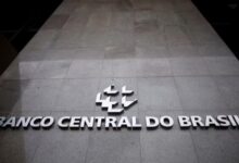 Novas regras do BC exigem autorização prévia para ofertas a clientes em risco de endividamento.