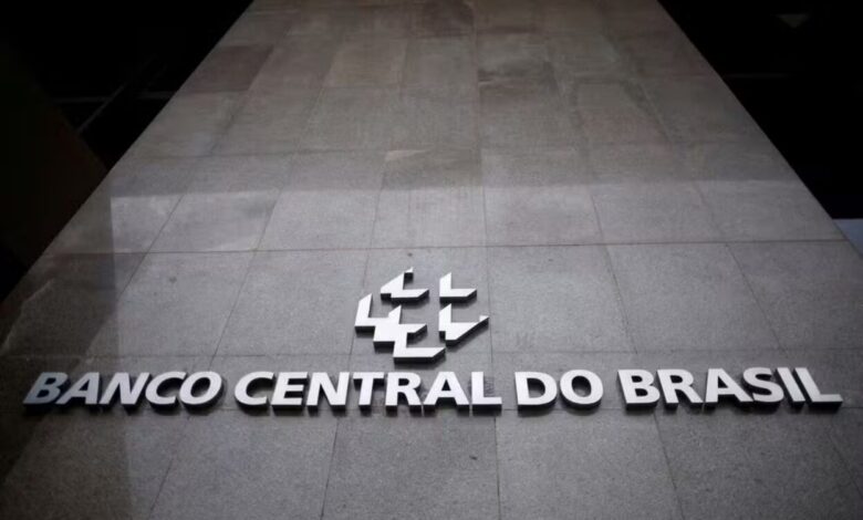 Novas regras do BC exigem autorização prévia para ofertas a clientes em risco de endividamento.