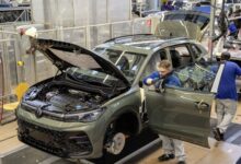 Volkswagen sob pressão! Funcionários ameaçam greve na Alemanha por acordos salariais 6 Thorsten Groeger anuncia possibilidade de greve na Volkswagen se a empresa não restabelecer acordos salariais rescindidos.