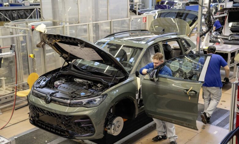 Thorsten Groeger anuncia possibilidade de greve na Volkswagen se a empresa não restabelecer acordos salariais rescindidos.
